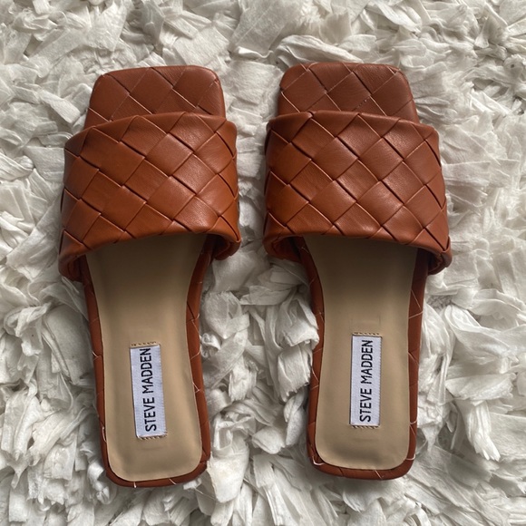 Steve Madden Shoes - New Steve Madden woven flat sandal